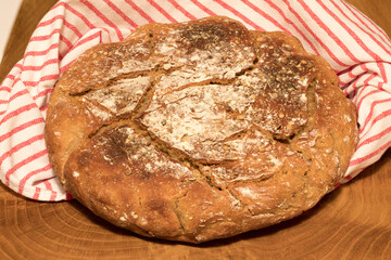 Selbst gebackenes Korianderbrot auf Holzbrett