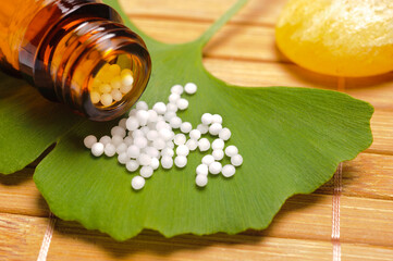 Obraz na płótnie Canvas alternative medicine with herbal pills