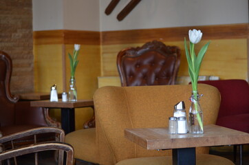 Restaurant en bois avec belle décoration