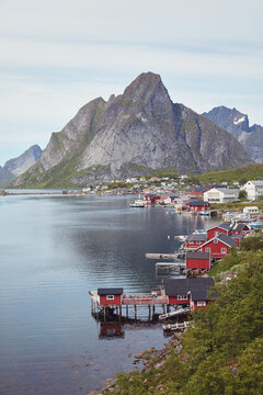 Villaggio di pescatori alle isole Lofoten con montagne sullo sfondo