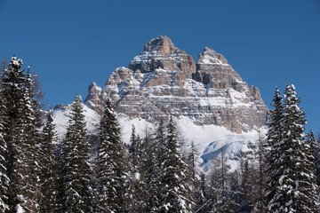 la bellezza delle montagne delle dolomiti coperte di neve, un paesaggio innevato di montagna