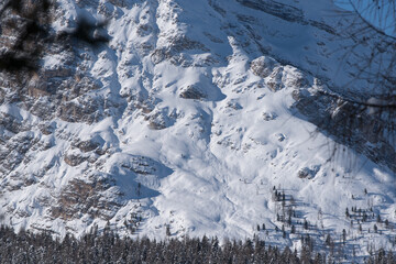 la bellezza delle montagne delle dolomiti coperte di neve, un paesaggio innevato di montagna
