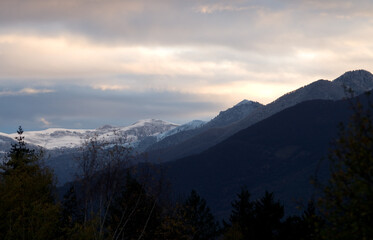 Fototapeta na wymiar Pyrénées au coucher du soleil