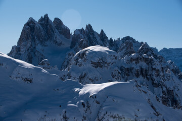 la bellezza delle montagne delle dolomiti coperte di neve, un paesaggio innevato di montagna