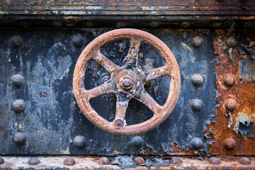 Rusty control wheel on an abandoned machine