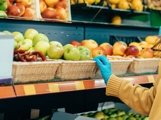 seller and buyer in the store during the pandemic