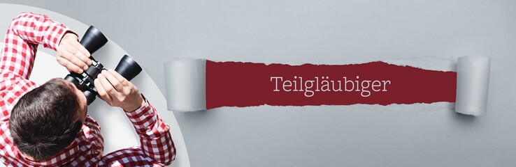 Teilgläubiger. Mann (Anwalt) bei Beobachtung mit Fernglas. Fokus auf Text/Wort in einem Papier...