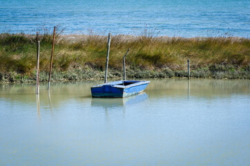 Una barca abbandonata sulla costa di Sant'Erasmo, isola della Laguna di Venezia