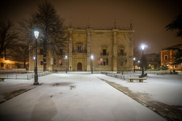 Fototapeta na wymiar Ciudad de Valladolid con nieve al amanecer en España Europa 