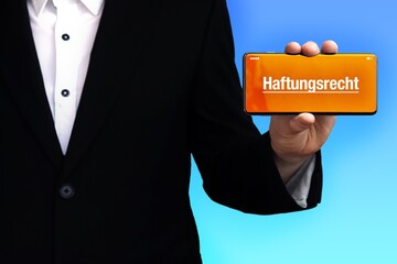 Haftungsrecht. Anwalt (Mann) zeigt ein Handy. Auf Display steht Text. Hintergrund blau. Hand hält...
