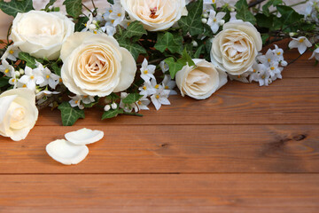 Weiße Rosen mit Jasmin auf Holzhintergrund