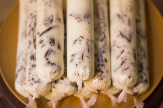 Brazilian sweet frozen homemade - Freezer pops gourmet, ice scream in the bag. Known in Brazil as: Sacol&eacute;, dindin, chupchup or geladinho. Sweet frozen made with chocolate oreo cookies.