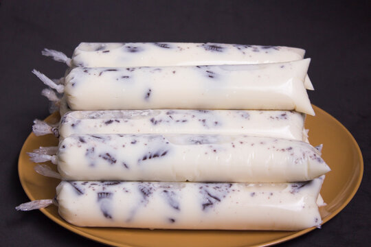 Brazilian sweet frozen homemade - Freezer pops gourmet, ice scream in the bag. Known in Brazil as: Sacol&eacute;, dindin, chupchup or geladinho. Sweet frozen made with chocolate oreo cookies.