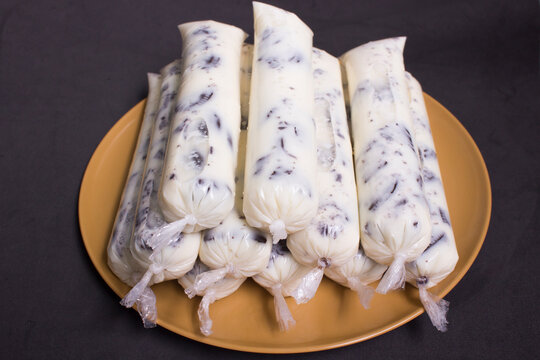 Brazilian sweet frozen homemade - Freezer pops gourmet, ice scream in the bag. Known in Brazil as: Sacol&eacute;, dindin, chupchup or geladinho. Sweet frozen made with chocolate oreo cookies.