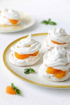 Small meringues with fruits