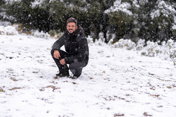 Fototapeta na wymiar hombre en la nieve divirtiendose
