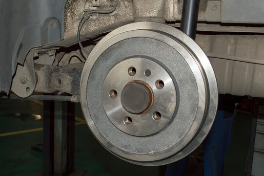 Rear brake drum mounted on the vehicle