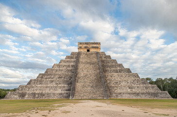 Obraz na płótnie Canvas Mayan pyramid of Kukulcan El Castillo in Chichen Itza, Mexico