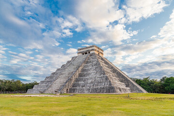 Mayan pyramid of Kukulcan El Castillo in Chichen Itza, Mexico - obrazy, fototapety, plakaty