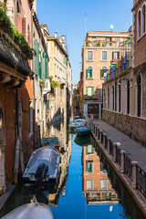 イタリア　ヴェネツィアの旧市街の路地裏の運河
