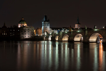 Fototapeta na wymiar view of Charles Bridge on the river Vltava and light from street sovetleni at night in the center of Prague