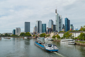 Fototapeta na wymiar Frachtschiff auf Main Frankfurt 