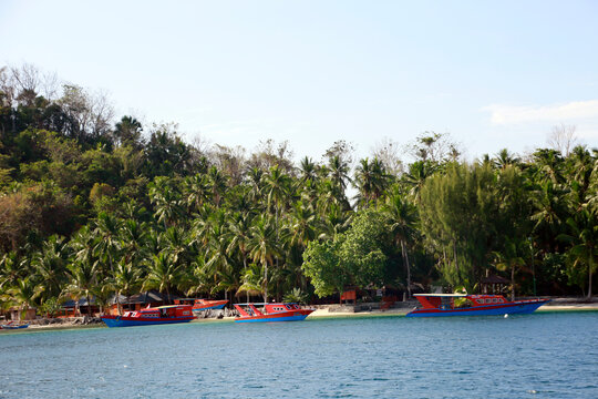 Tauchboote vor der Insel Bangka
