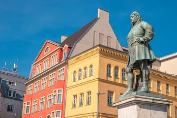 Fototapeta na wymiar Monument of famous German composer George Frideric Handel in Halle (Saale) Marktplatz, Germany