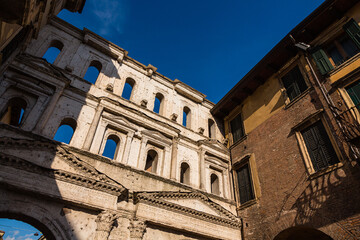 イタリア　ヴェローナのボルサーリ門
