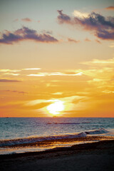 Obraz premium landscape with beach and clouds at sunset