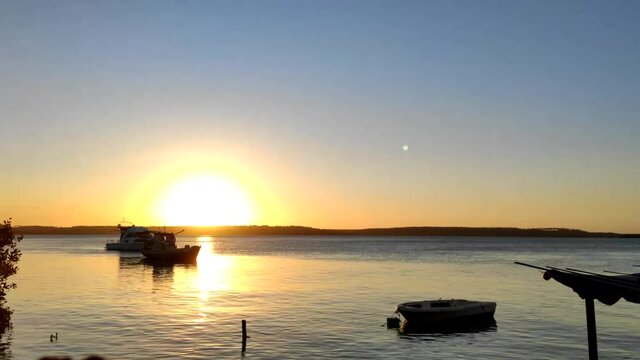 P&ocirc;r-do-sol na lagoa de Guara&iacute;ras, Tibal do Sul - RN/Brasil.
