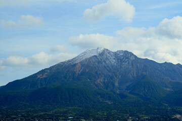 Obraz premium 薄っすらと雪が積もる美しい桜島