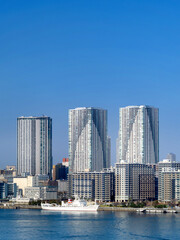 東京港とタワーマンション群