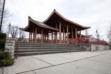 Obraz premium Chicago, Illinois, USA: Chinese architecture pavilion by Chicago river at Ping Tom memorial park.