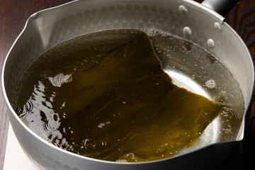 昆布だしを取る