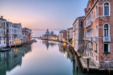 Fototapeta na wymiar Beautiful morning light at the Grand Canal and the Basilica Di Santa Maria Della Salute in Venice