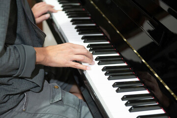 Obraz premium The hand that is playing the piano keys
