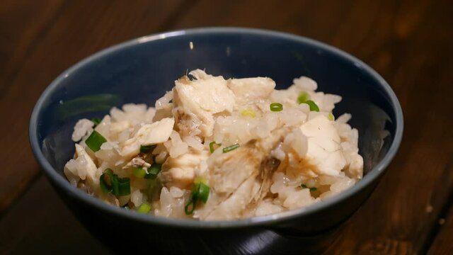 鯛の炊き込みご飯。土鍋ご飯に鯛の身を入れて炊いた和食。