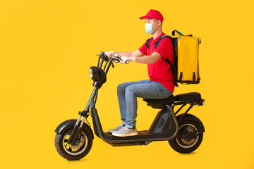 Fototapeta na wymiar Courier of food delivery service on color background