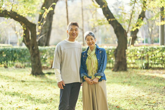 笑顔の日本人シニア夫婦