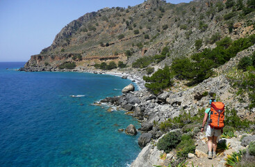 Wanderin an der Küste Kretas, E4