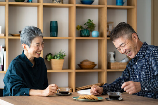 談笑する日本人シニア夫婦