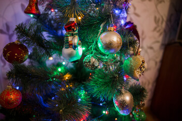 Obraz na płótnie Canvas beautiful toys on the christmas tree with garland