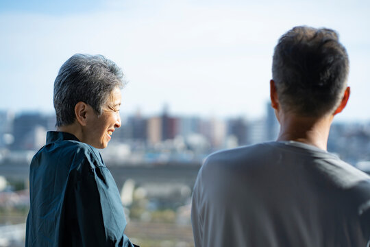 景色を眺める日本人シニア夫婦