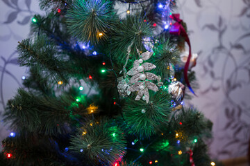 Fototapeta na wymiar beautiful toys on the christmas tree with garland