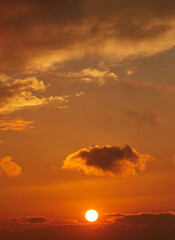鮮やかな夕焼けと日の入りの風景