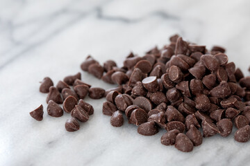 大理石の上に散りばめたチョコレートチップ