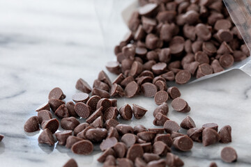 大理石の上で袋から出されているチョコレートチップ