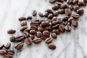大理石の上に散りばめたコーヒー豆