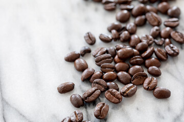 大理石の上に散りばめたコーヒー豆